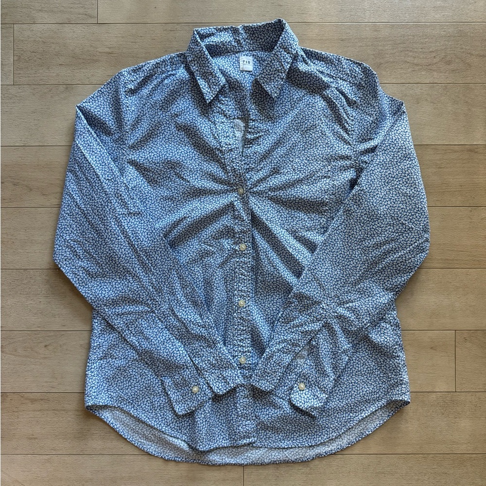 Gap blue floral v-neck long sleeve collared button down shirt